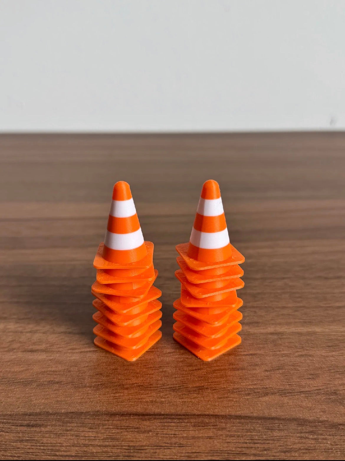 Pequenos cones de trânsito